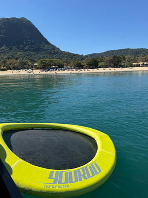 A piscina flutuante em uso