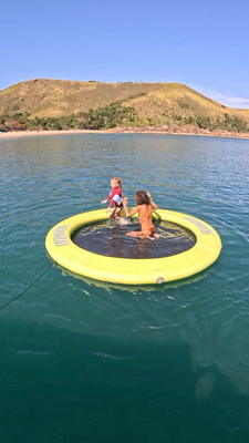 A piscina flutuante fundeada na enseada