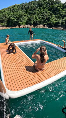 Deck flutuante ao lado do barco