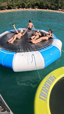 A piscina flutuante fundeada na enseada