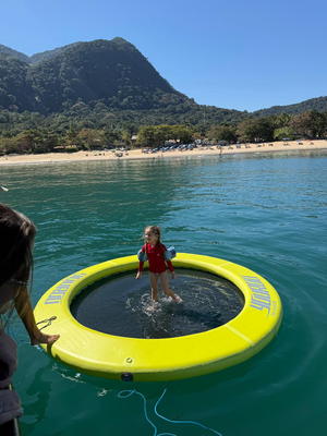 A piscina flutuante em uso