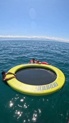 A estrutura montada, com o barco ao lado