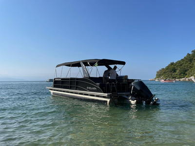 O Pontoon 300T ancorado na enseada