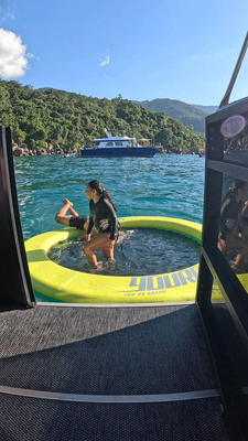 O Aquadeck descido ao lado do barco