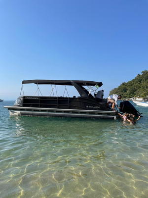 Ilhabela.Charter I fundeado em água rasa