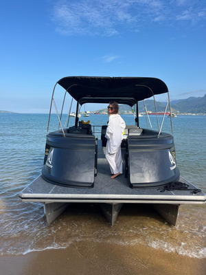 Ilhabela.Charter I fundeado em água rasa