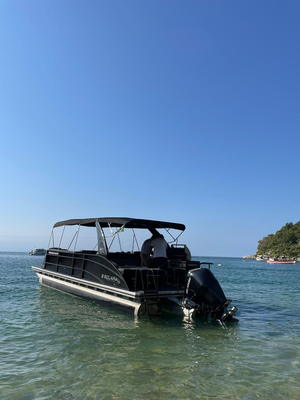 Ilhabela.Charter I fundeado em água rasa