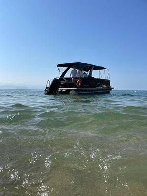 Ilhabela.Charter I fundeado em água rasa