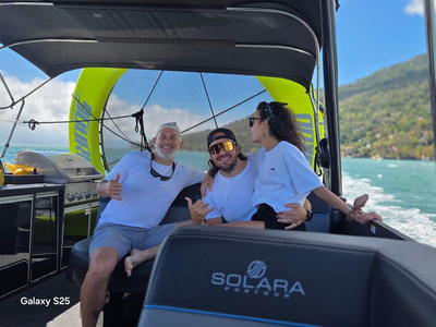 A bordo, na área de comando
