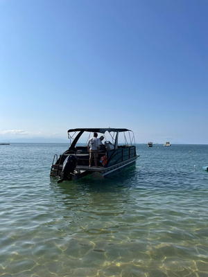 O Pontoon 300T ancorado na enseada