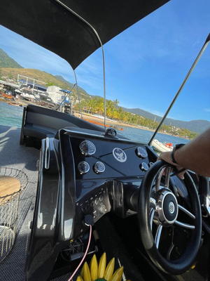 O Pontoon 300T ancorado na enseada