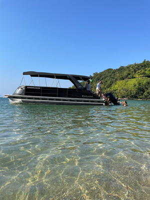 O Pontoon 300T ancorado na enseada
