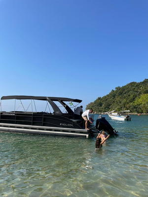 O Pontoon 300T ancorado na enseada