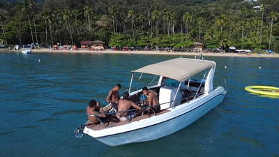 O Charter II fundeado em frente à praia
