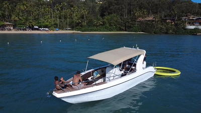 O Charter II fundeado em frente à praia