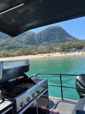 Churrasco na popa, em frente à praia
