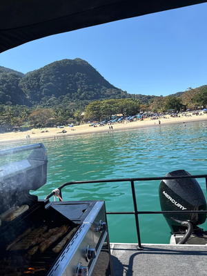 Churrasco na popa, em frente à praia