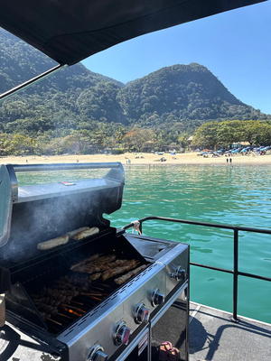 Churrasco na popa, em frente à praia